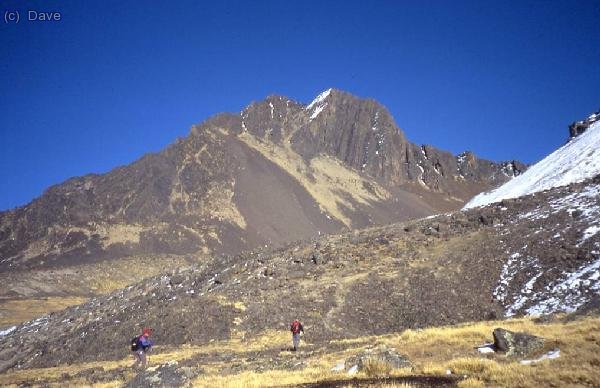 Subiendo hacia el Áustria. Flanqueando para llegar a la vertical del collado.