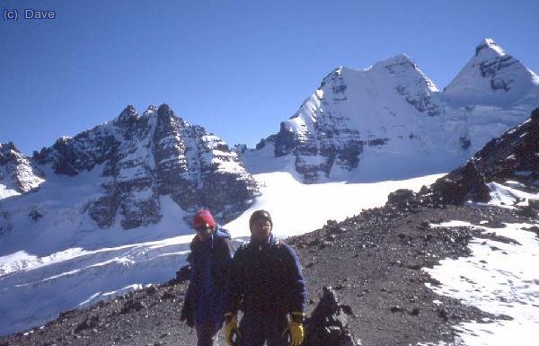 En el collado (5.150 m) con la Ala Izquierda y la Cábeza del Cóndor detrás