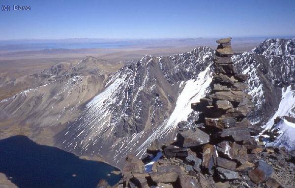 Desde la cima se observa al fondo las aguas del lago Titicaca.