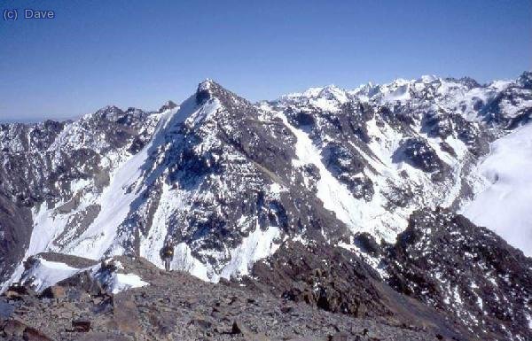 Último tramo de la arista cimera. Al fondo la vista abarca hasta el Ancohuma e Illampu.