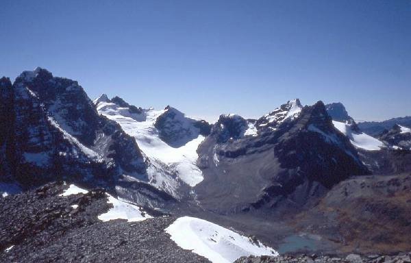 Bonita vista sobre el grupo del Pequeño Alpamayo, Pirámide Blanca, Ilusioncita, Ilusión y Aguja Negra (de izq. a derecha).