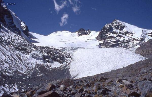 Glaciar del Pequeño Alpamayo. Tarija, Diente y Pirámide Blanca (de izq. a derecha).