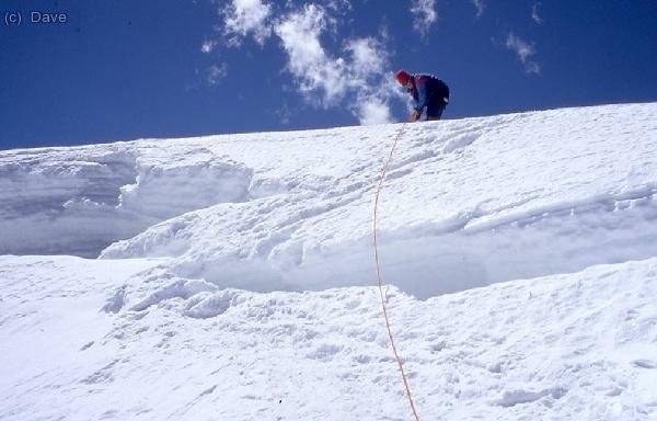 Grieta en la cornisa de acceso al collado del Tarija.