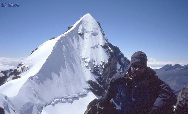 El menda en la cima del Tarija...nos quedamos con las ganas de catar la arista del P.Alpamayo...tabamos mu cansaussss!! :´-p
