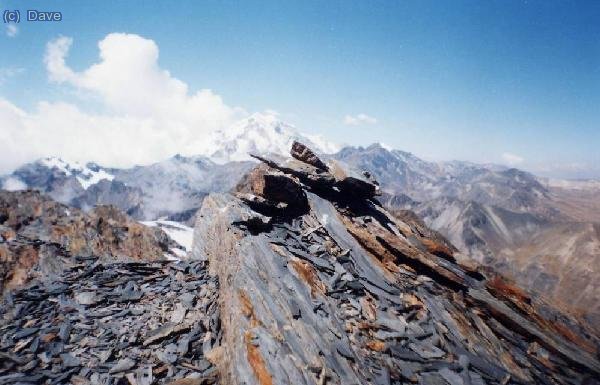 Hito en la cima del Jallayco...y detrás...que monte es?? ..... el Huayna!!!