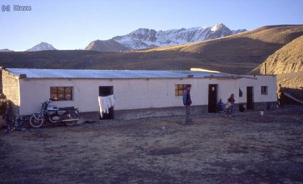 Casa Rogelio, nuestro arriero...nos quedamos a dormir ese día! Detrás asoman Áustria a la izq. y la larga cresta del Jallayco en el centro.