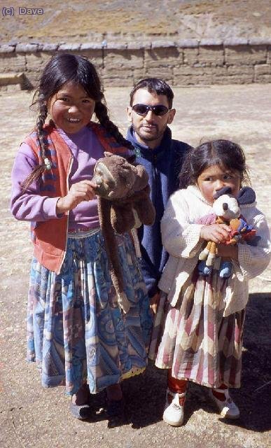 El Dave con 2 de las 7 hijos/as de Rogelio...conn 31 tacos...7 hijitos!! está hecho un superman!!