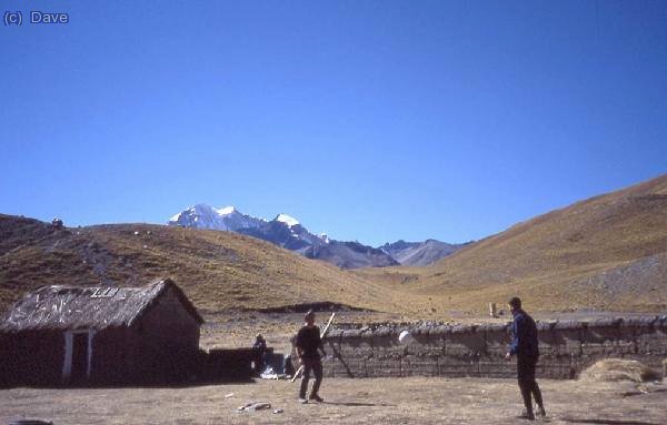 Megapartido de futbol a 4400 m de altura...uffff!! bueno mejor dicho un "uno contra uno"