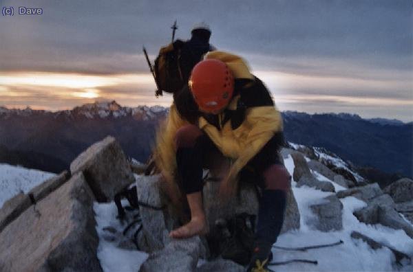 En la cima, cambiandonos los gatos por botas...apunto de hacerse de noche