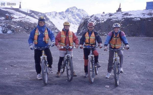 En la cumbre con el Cristo detr&aacute;s