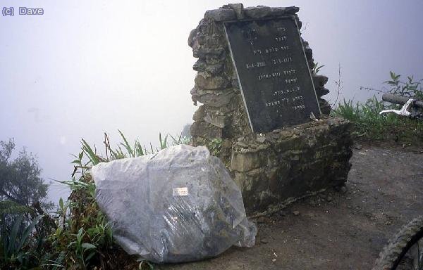 Mochila y placa de algui&eacute;n que se cay&oacute; por ak&iacute;!!