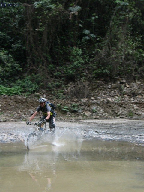 Atravesando un torrentillo que cruzaba por la pista
