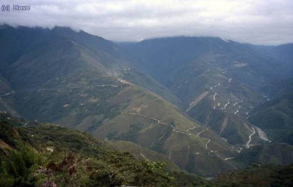 La carretera de la Muerte..izquierda..vista desde el Calvario de Coroico