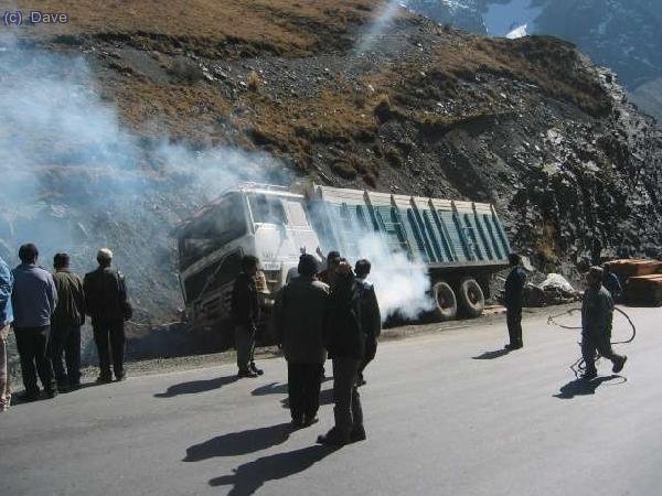 Un cami&oacute;n "espi&ntilde;ao" en la parte superior del descenso