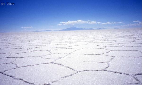La inmensidad del Salar. Al fondo la silueta del Tunupa