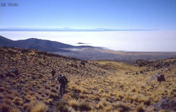 Hacia los 4.300 m ya se ve el Salar muy por debajo