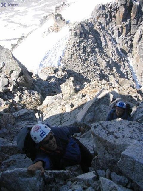 Mapicas e Inma subiendo el último tramo de la arista que separa la salida de la Estasen y la cima del Aneto
