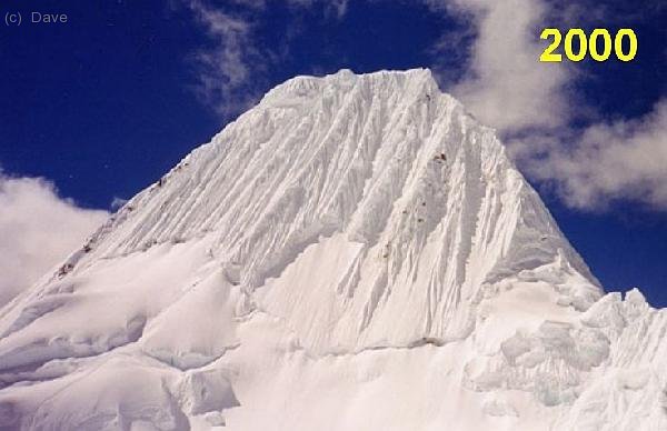 El Alpamayo en 2000. Aqu&iacute; se observa la cicatriz del enorme desprendimiento que se produjo en la base de la cara a mediados de los 90.