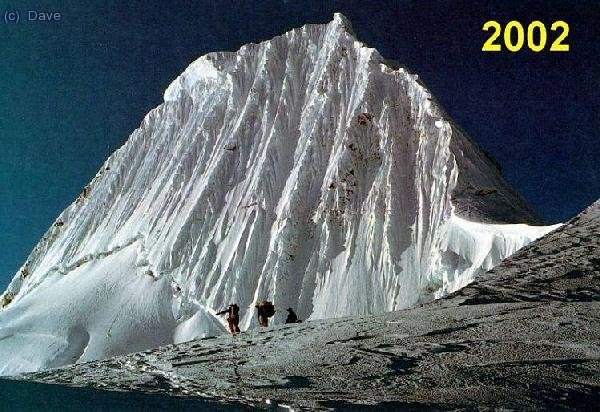 El Alpamayo de 2002. La rimaya de la base de la pared cada vez est&aacute; m&aacute;s abierta.