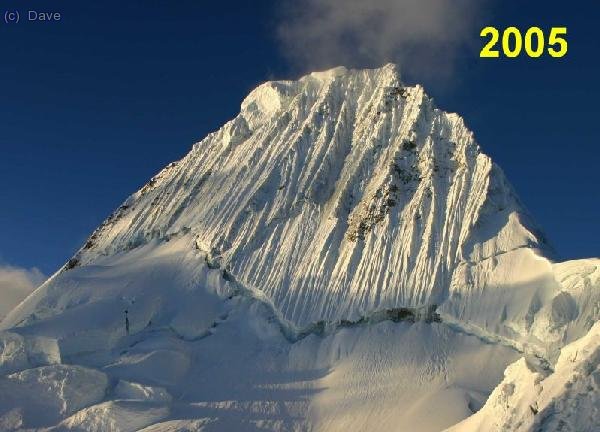 En Alpamayo en 2005. La rimaya de la base de la pared se encuentra muy abierta y la cicatriz del desprendimiento casi no se nota debido al adelgazamiento de la capa glaciar. La ruta Ferrari se encuentra impracticable por una visera de hielo en la parte su