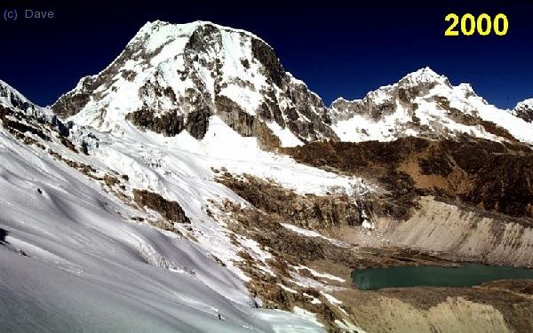 En Ranrapalca en 2000. N&oacute;tese la continuidad del glaciar de la pared NW (izquierda) y la extensi&oacute;n del glaciar del Ocshapalca (pico de la derecha)