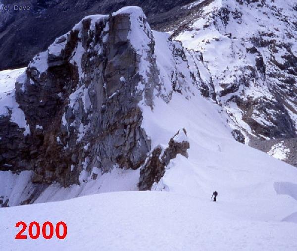 Rampa final del Urus en el 2000. Nótese la continuidad del glaciar y su espesor cerca de la Aguja de El Caballo.
