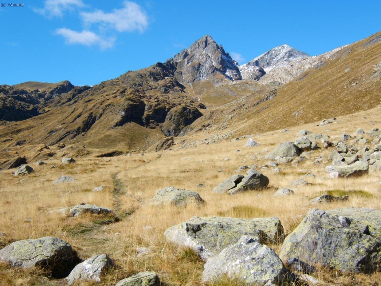 La zona media del valle de Lliterola, con el Perdigueret en medio y la loma este del Perdiguero a la derecha.