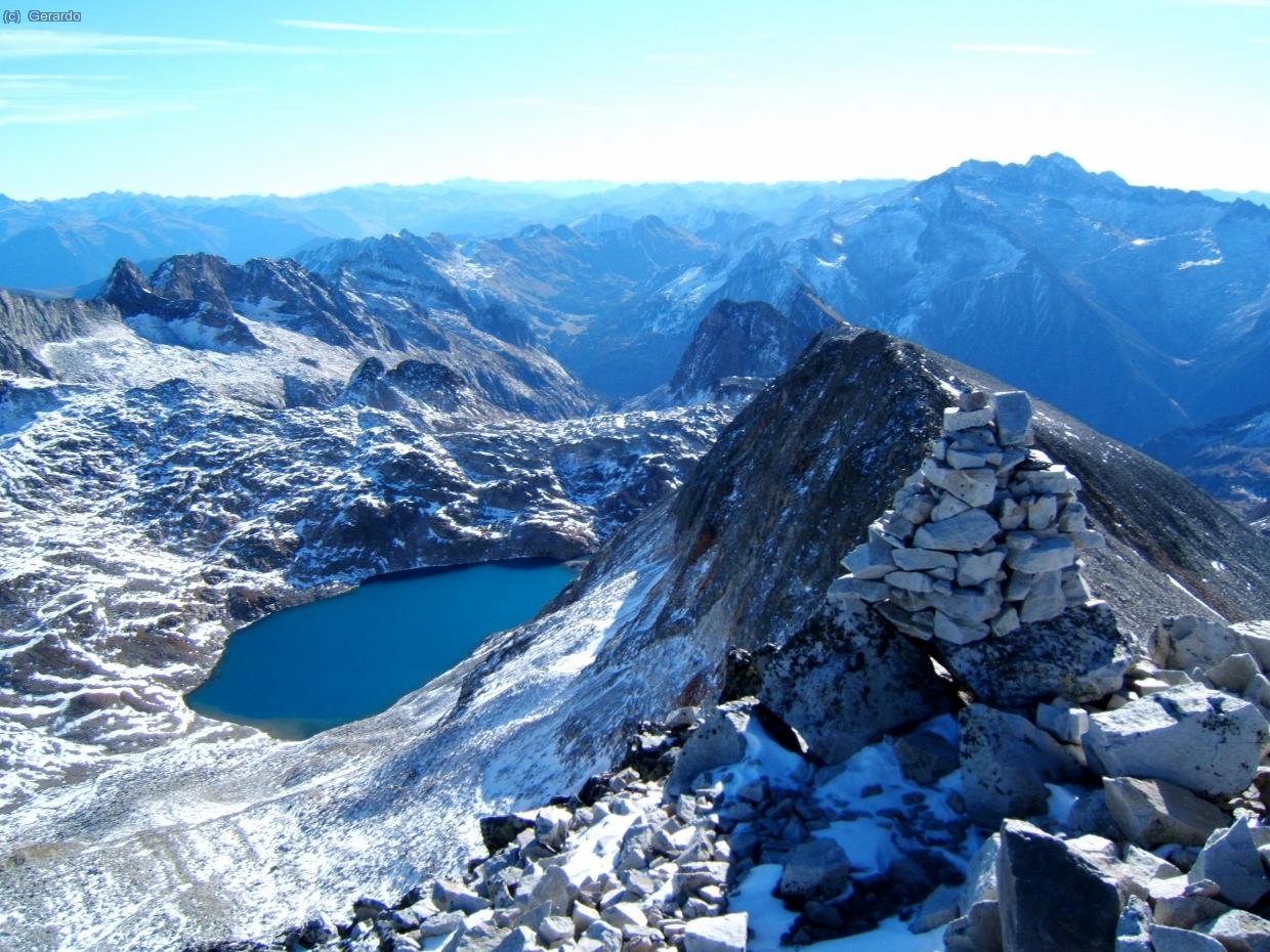Desde la cima hacia el este, con el ibon de Lliterola.