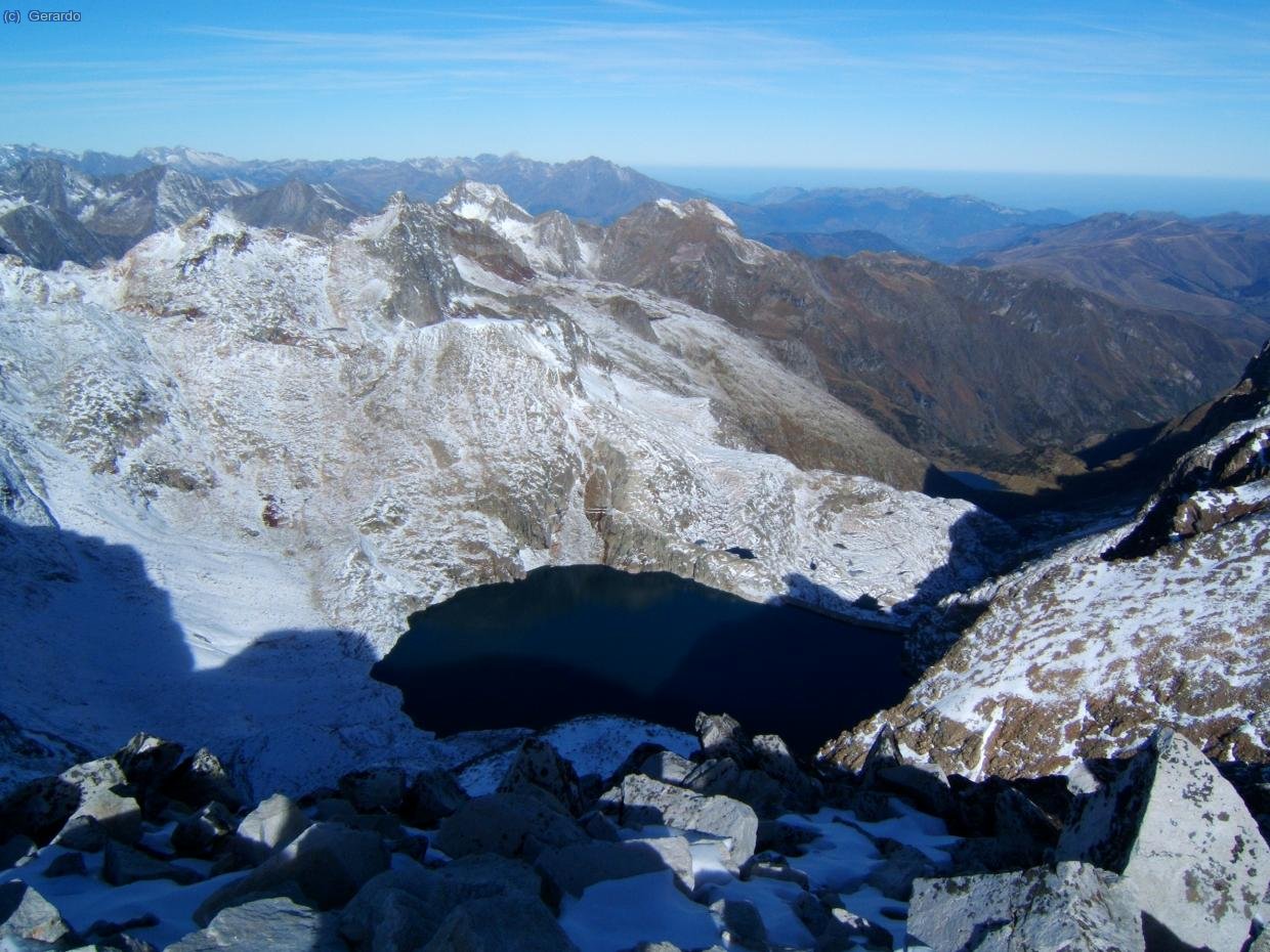 Hacia noroeste, el lago del Portillon d