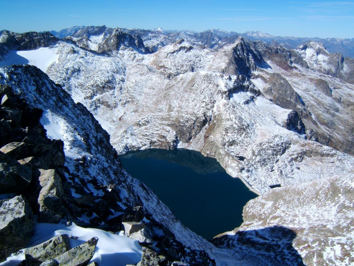 Ya estamos en la punta de LLiterola. Sobre el lago las puntas de La Baquo, Gourgs Blancs, Gourdon y Spijeoles. En segundo plano lo dem&aacute;s (Perdido, Bachimala, un poquito de Vignemale, Balait&uacute;s, Long-Neouvielle... Buf!!!