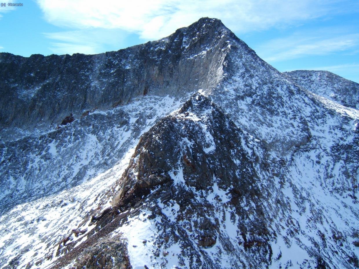 La cresta norte del Perdiguero desde la Tuca de Lliterola, una punta rocosa situada justo sobre el collado superior de Lliterola.