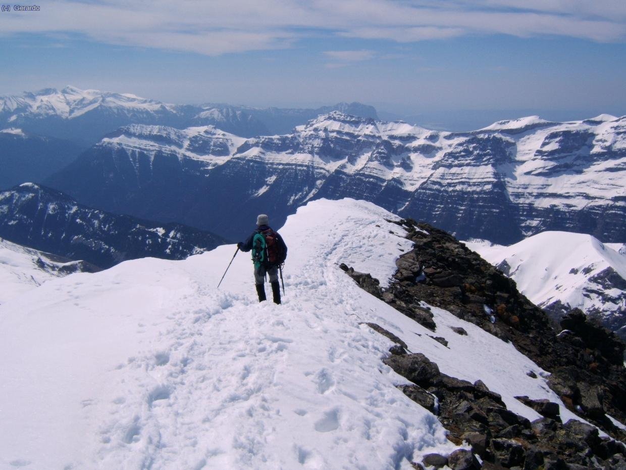 Pep se aproxima al final de la cresta, y las perspectivas se abren netas sobre todos los farallones que cierran el valle de Pineta por el sur, desde el Montinier (a la izquierda de todo).