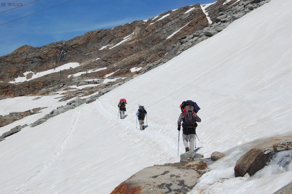 Atravesamos el glaciar de Indren. Hay que remontar la franja rocosa del fondo para acceder a la zona de los refugios (Mantova y Gnifetti).