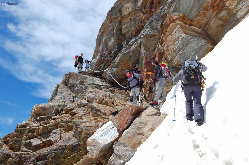 ...hasta alcanzar la roca, siempre bien equipada.