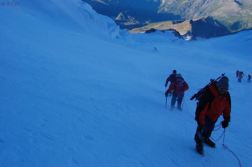 Y seguimos. En el centro en bajo, al borde de la sombra, el tejado del Gnifetti.