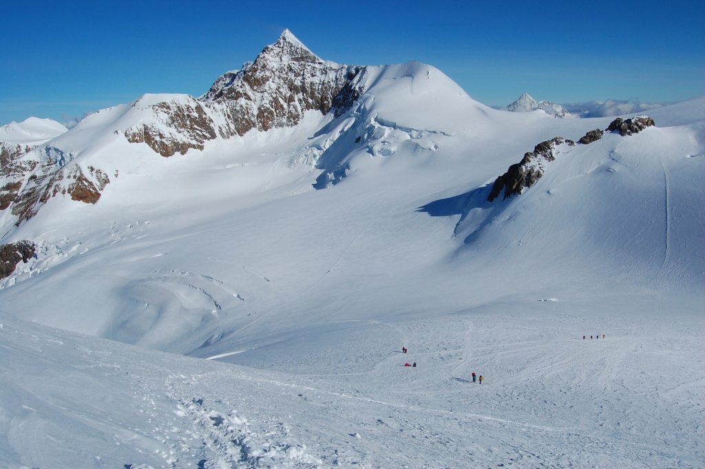 El amplio plateau que separa a la Vincent de sus hermanos mayores. Sobre el Lysjoch, como un barco fantasma, asoma la punta del Weisshorn.