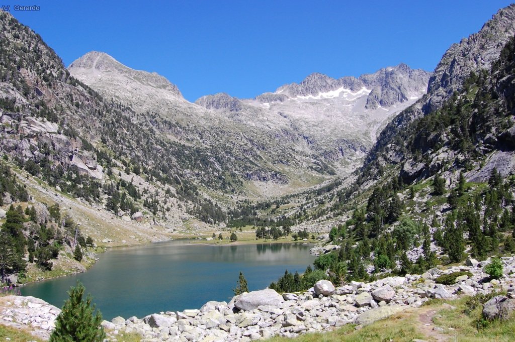 Entrando en la Vall de Bisiberri, con el macizo al fondo, hacia la derecha.