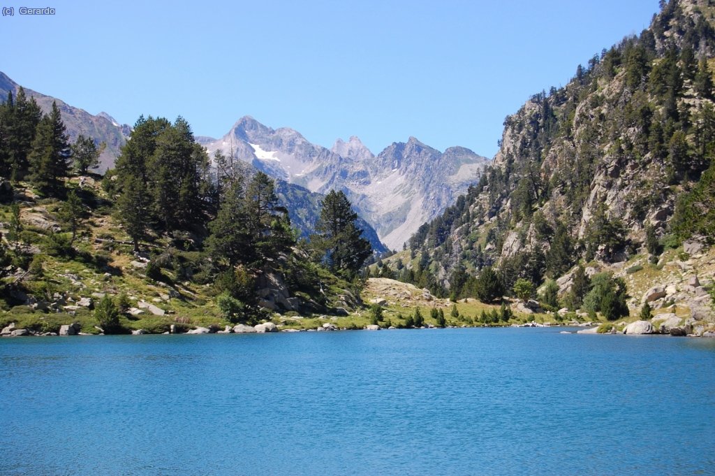 Un detalle desde el estany de Bisiberri hacia el oeste-noroeste, donde la Forcanada llama la atenci&oacute;n.