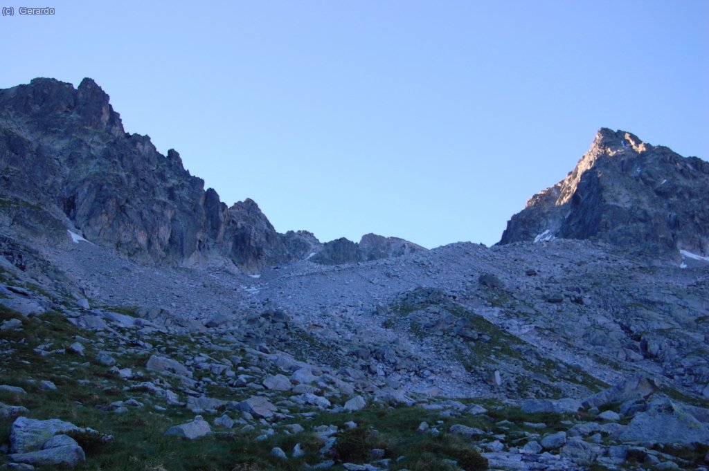 Remontando el domingo, por suerte a la sombra de la monta&ntilde;a, con una temperatura muy estimulante para caminar.