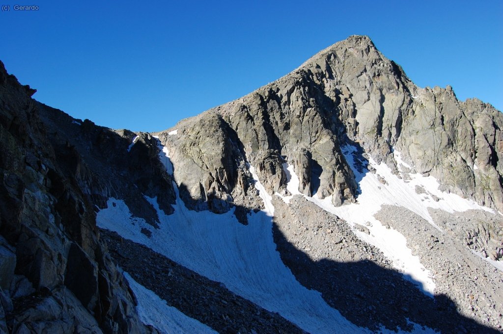 A esta cota (2.800-2.850) estuvimos Mel y yo bastante rato parados, mientras Antonio llegaba hasta Trescazes y trataba de progresar. Ante nosotros, el pico y coll d