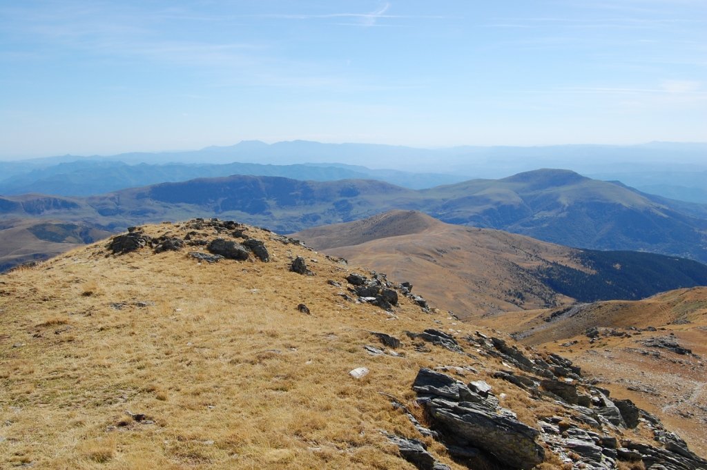Cap al sud, amb la serra del Taga a mitja dist&agrave;ncia i Montseny-Matagalls al fons.