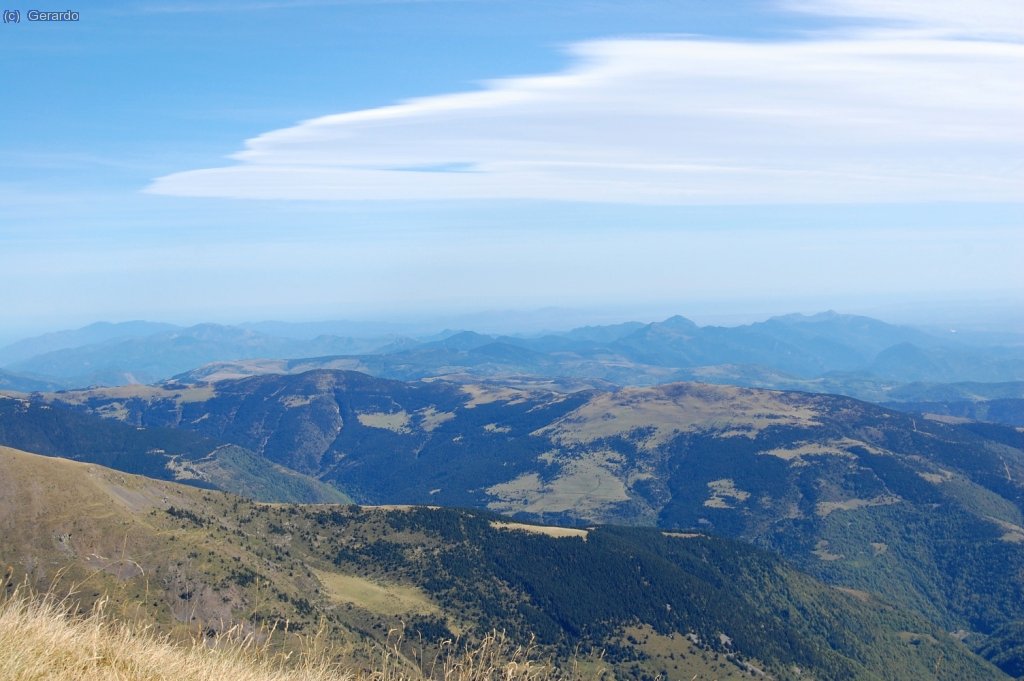 Un gran n&uacute;vol lenticular domina l