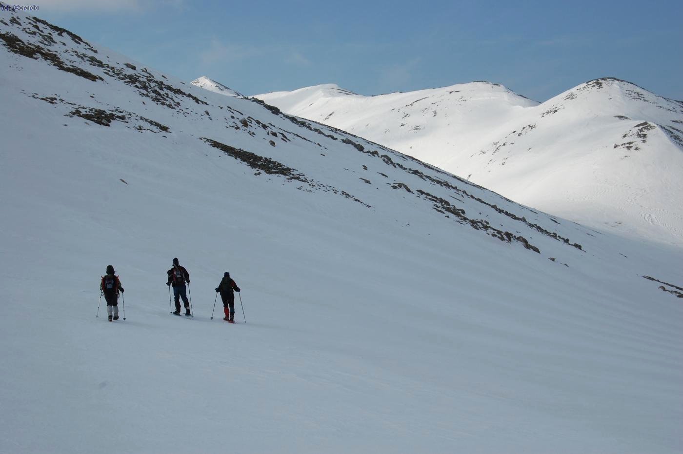 ...ja que cap al sur, el sol encara acariciava la cadena del Pastuira.