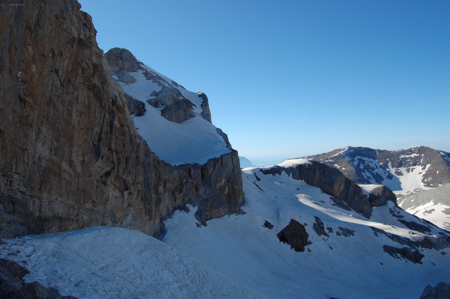 Desde La Brecha, El Casco y a sus pies el flanqueo hacia el Collado de Los Sarrios.
