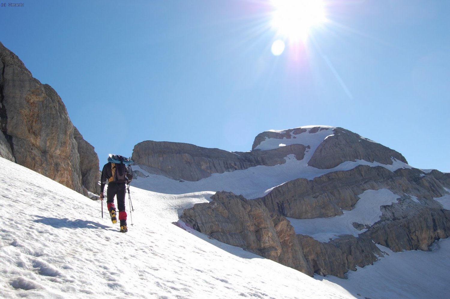 Tras el collado, me enfilo hacia el primer objetivo, la Torre, al fondo a la derecha. La ruta va por el corredor nevado, muy sencillo.