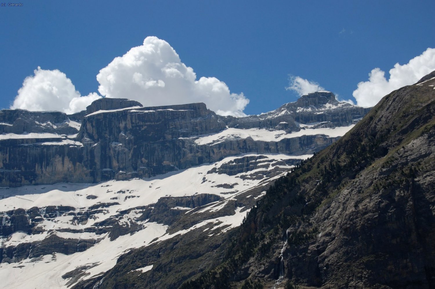 Torre y Casco m&aacute;s tarde, enmarcando las primeras nubes de calor.