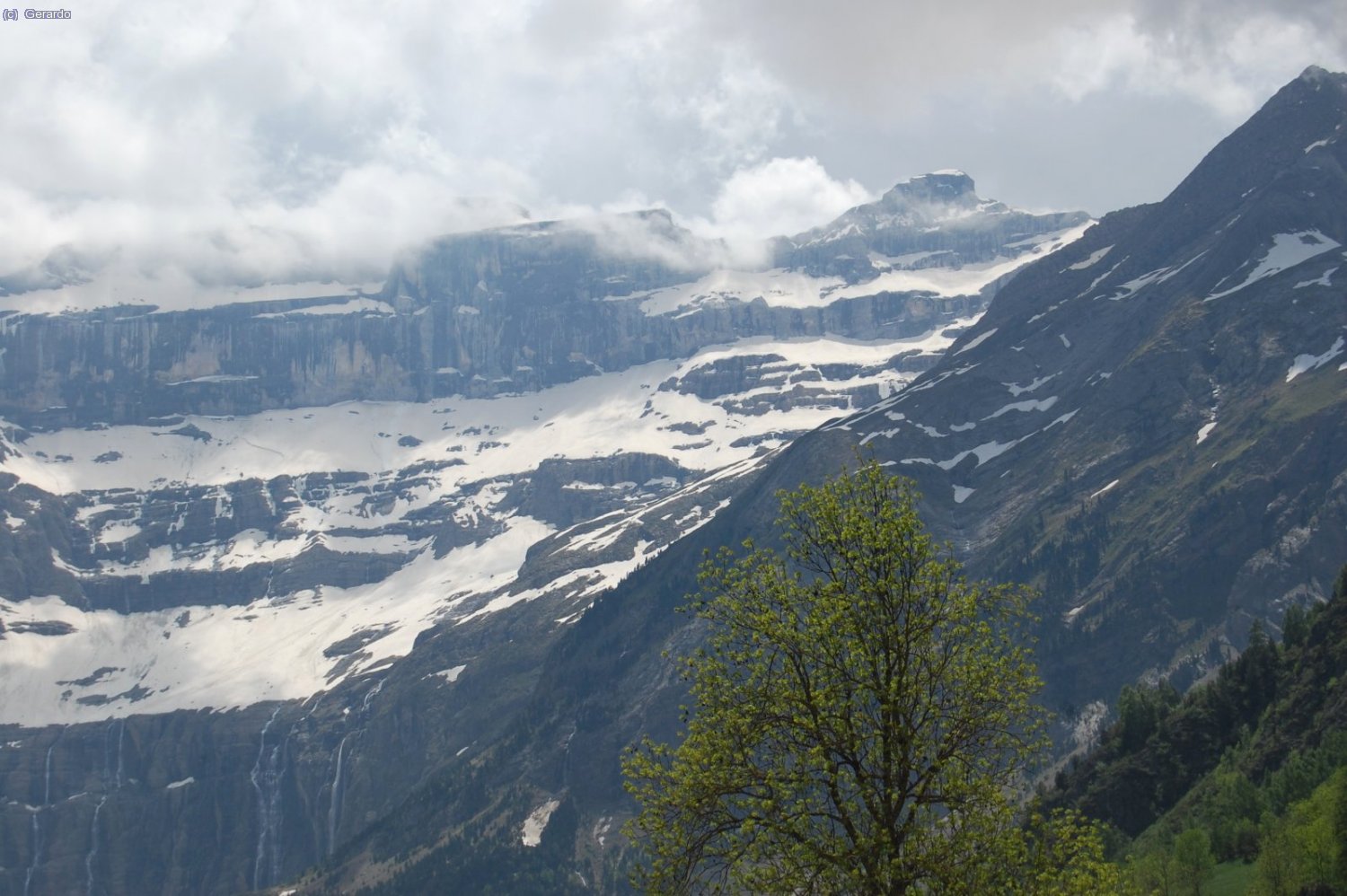 Torre y Casco empezando a ser "abducidos" por las nubes de calor.