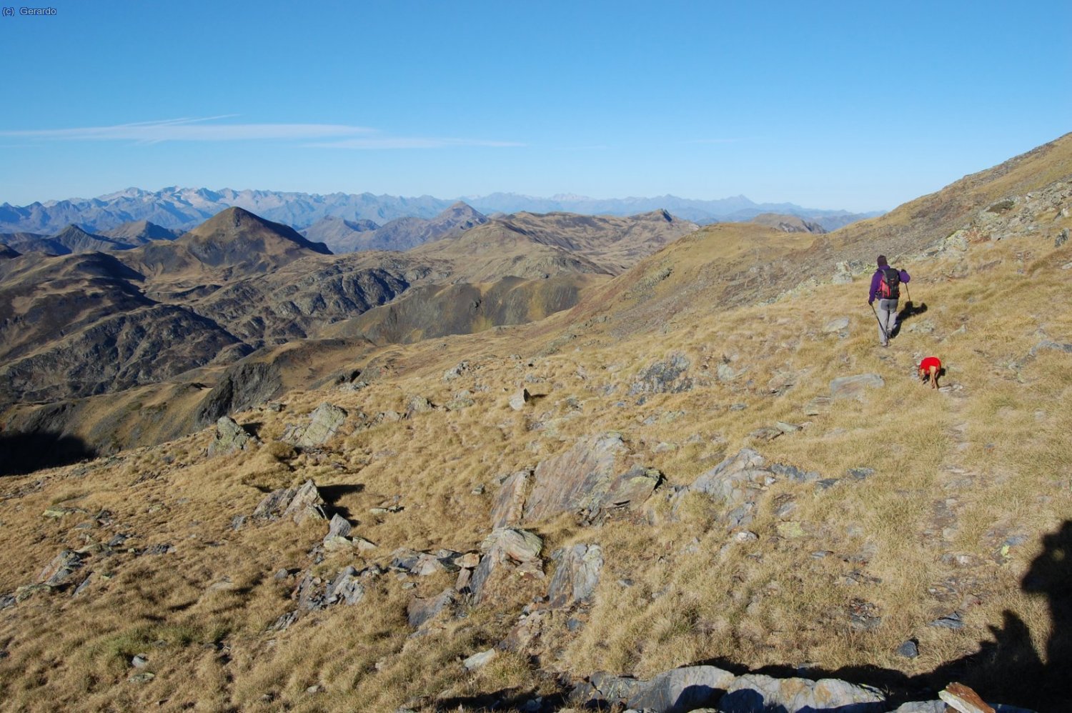 ...y empieza a flanquearlo por el sur.