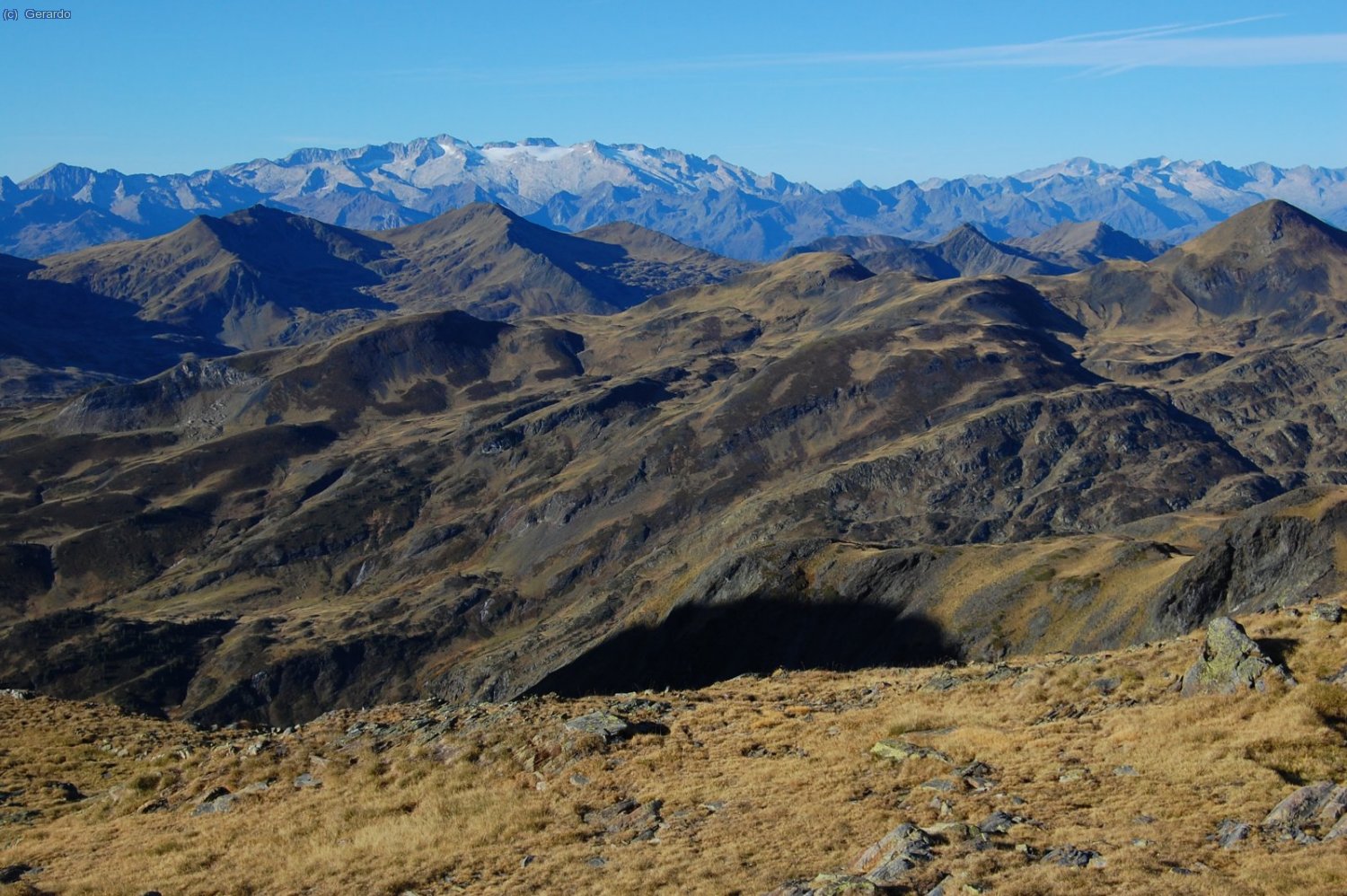 Las vistas desde este flanqueo hacia el eje del Pirineo comienzan a ser fastuosas.