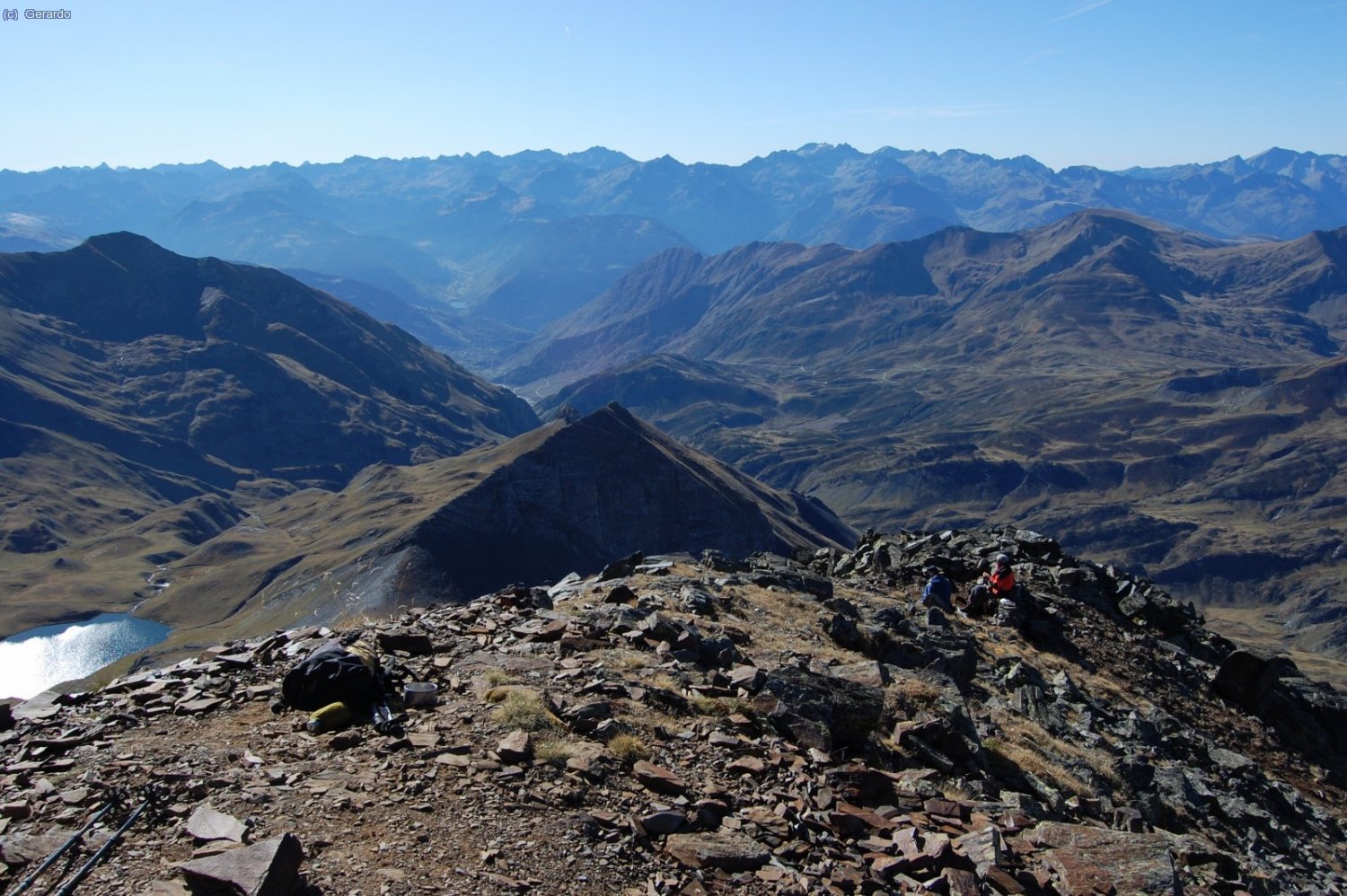 Justo hacia el sur, las cimas de Aig&uuml;es Tortes. Abajo a la izquierda reluce el estany de Montoliu.